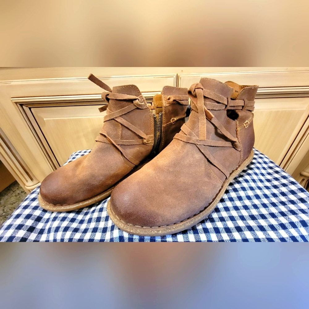 Born size 9 ankle boots